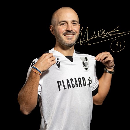 Camisola Principal Autografada Vit�ria SC - A. Andr� 11