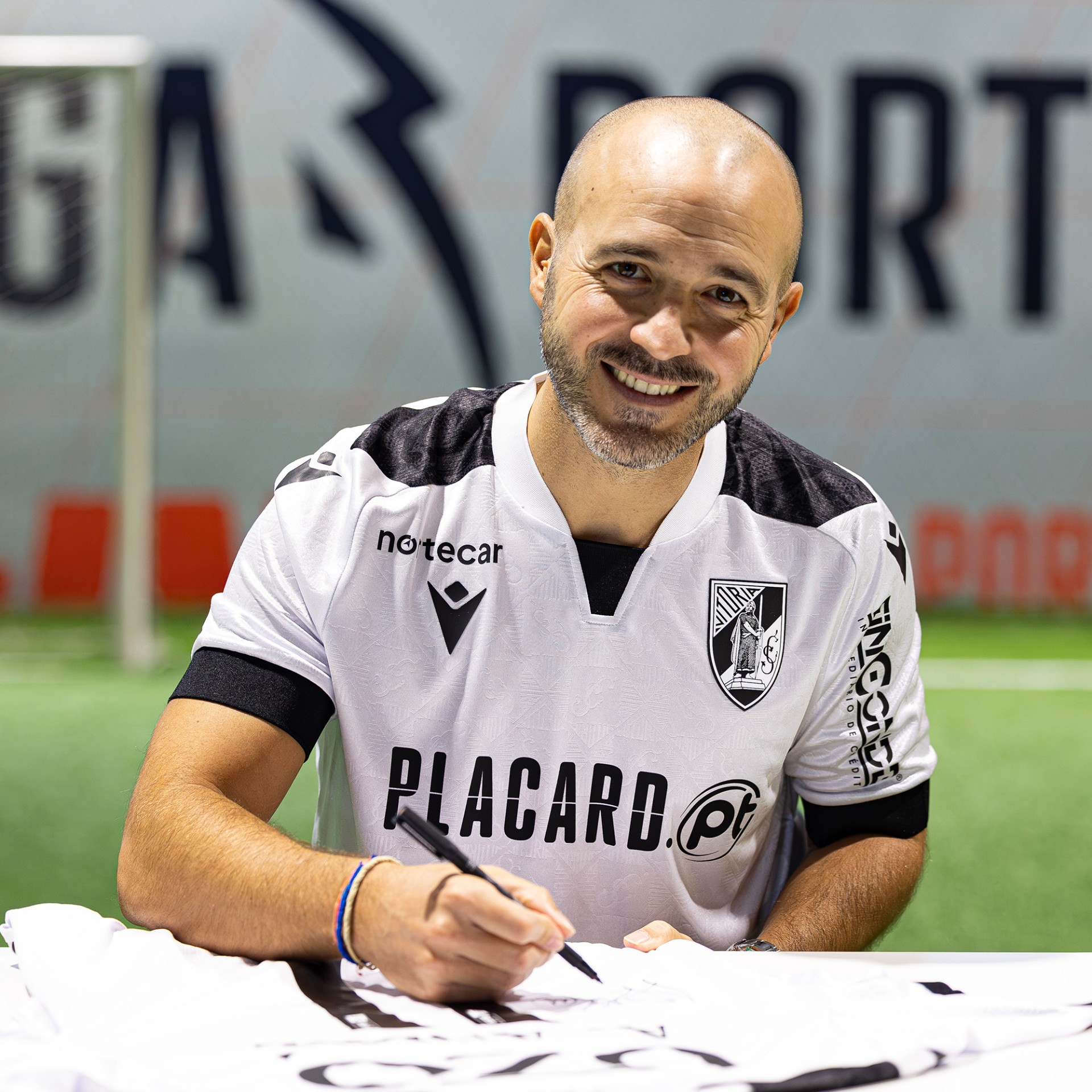 Vitória SC Signed Home Jersey - A. André 11
