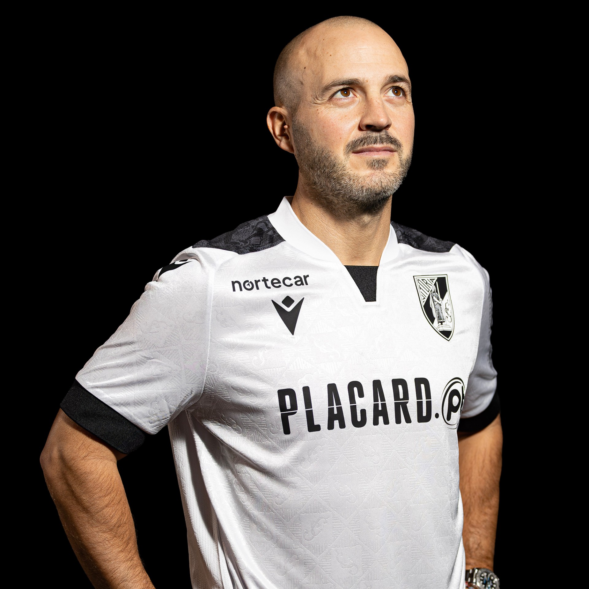 Vitória SC Signed Home Jersey - A. André 11