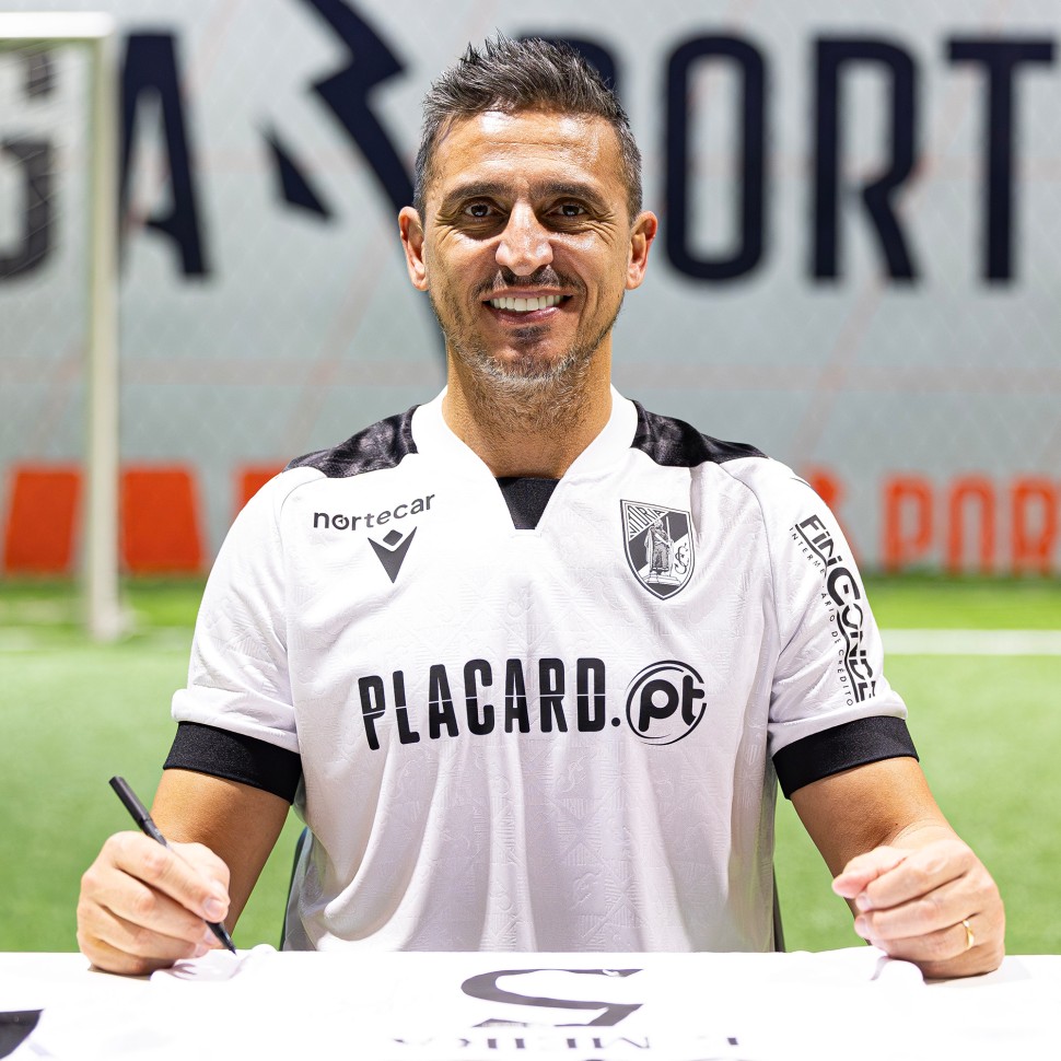 Autographed Vit�ria SC Home Jersey - F. Meira 5