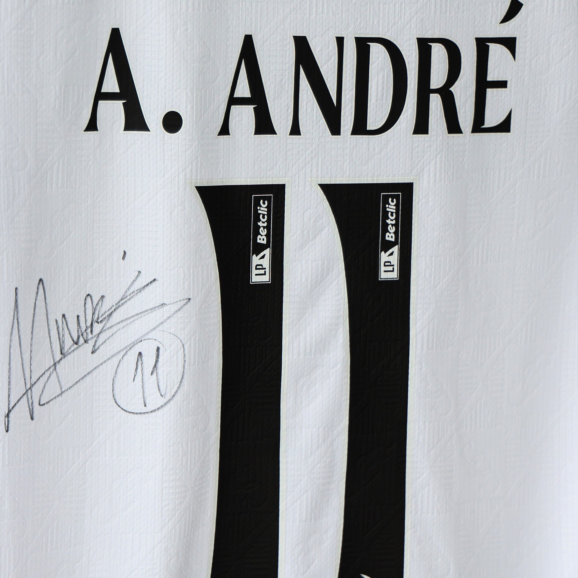 Vitória SC Signed Home Jersey - A. André 11