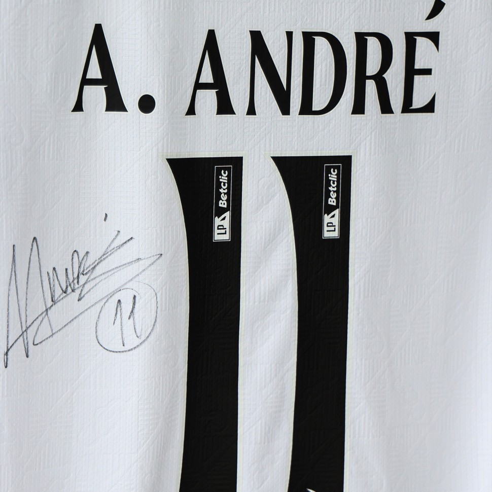 Vit�ria SC Signed Home Jersey - A. Andr� 11
